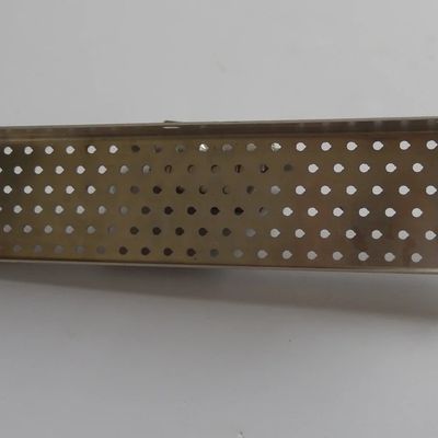 용접 과정 구멍을 가진 알루미늄 판을 스탬프
